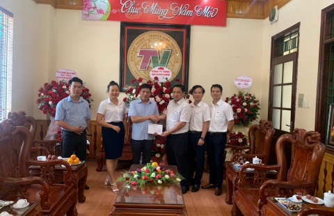 Thép Việt – Sing tặng hoa Đài truyền hình Thái Nguyên và Báo Thái Nguyên nhân ngày báo chí Cách mạng Việt Nam
